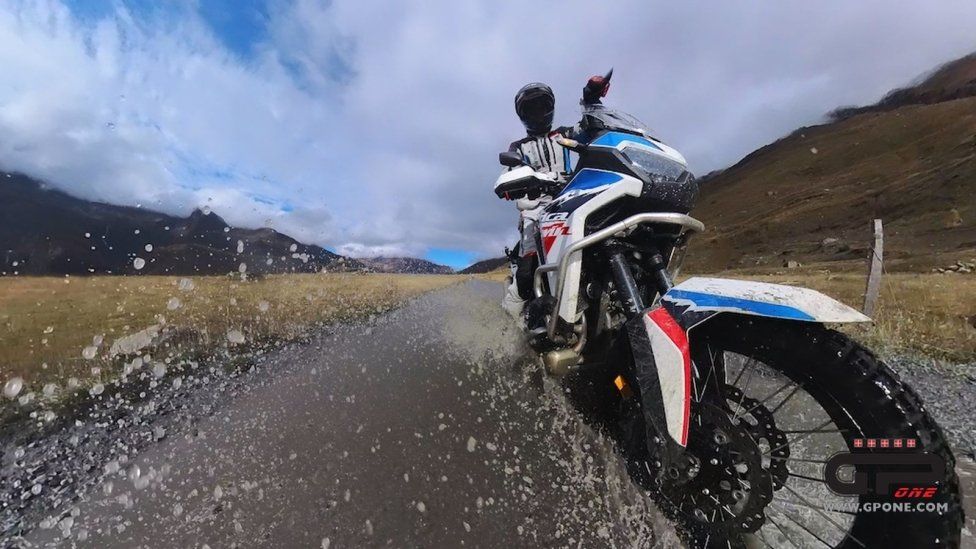 Playtime - Viaggi: Sul Moncenisio con la Honda Africa Twin per assaporare i colori dell'autunno