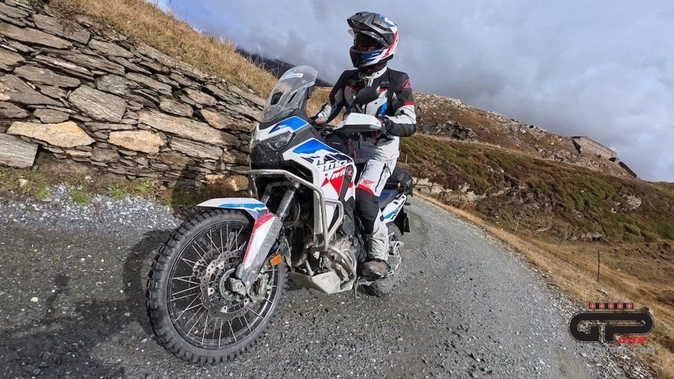 Playtime - Viaggi: Sul Moncenisio con la Honda Africa Twin per assaporare i colori dell'autunno