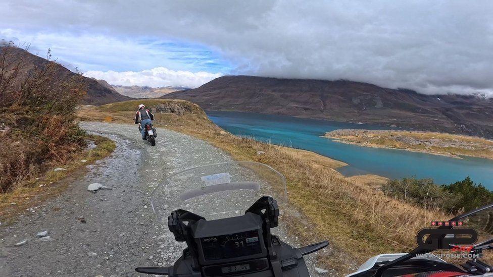 Playtime - Viaggi: Sul Moncenisio con la Honda Africa Twin per assaporare i colori dell'autunno