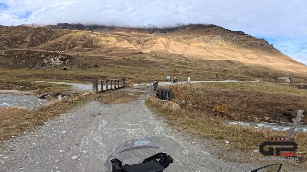 Playtime - Viaggi: Sul Moncenisio con la Honda Africa Twin per assaporare i colori dell'autunno
