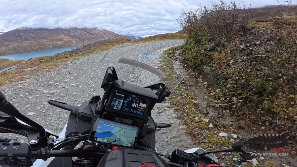 Playtime - Viaggi: Sul Moncenisio con la Honda Africa Twin per assaporare i colori dell'autunno
