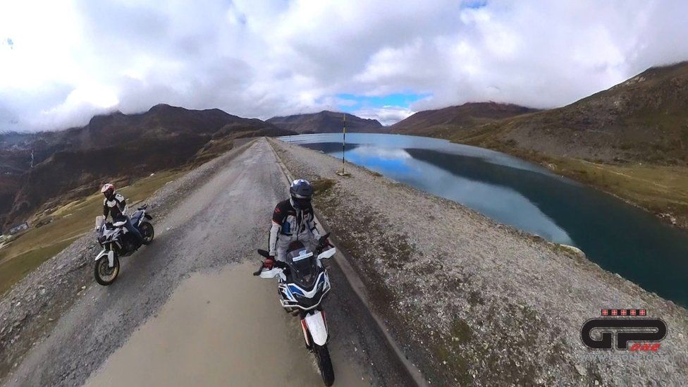 Playtime - Viaggi: Sul Moncenisio con la Honda Africa Twin per assaporare i colori dell'autunno