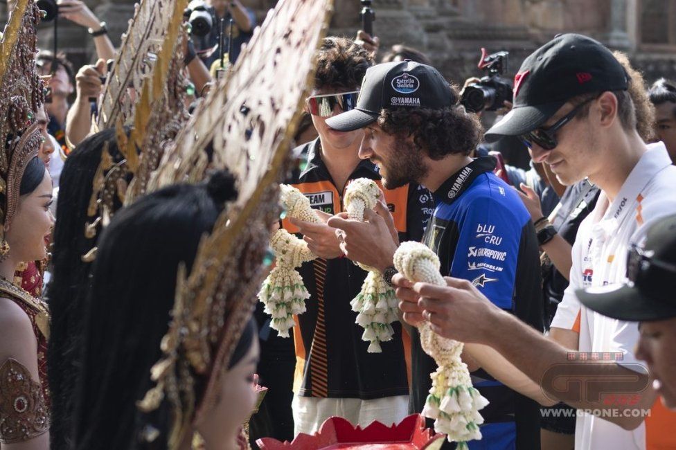 MotoGP: Bezzecchi, Marini e Rins: tra danze e cibo nel cuore della Thailandia
