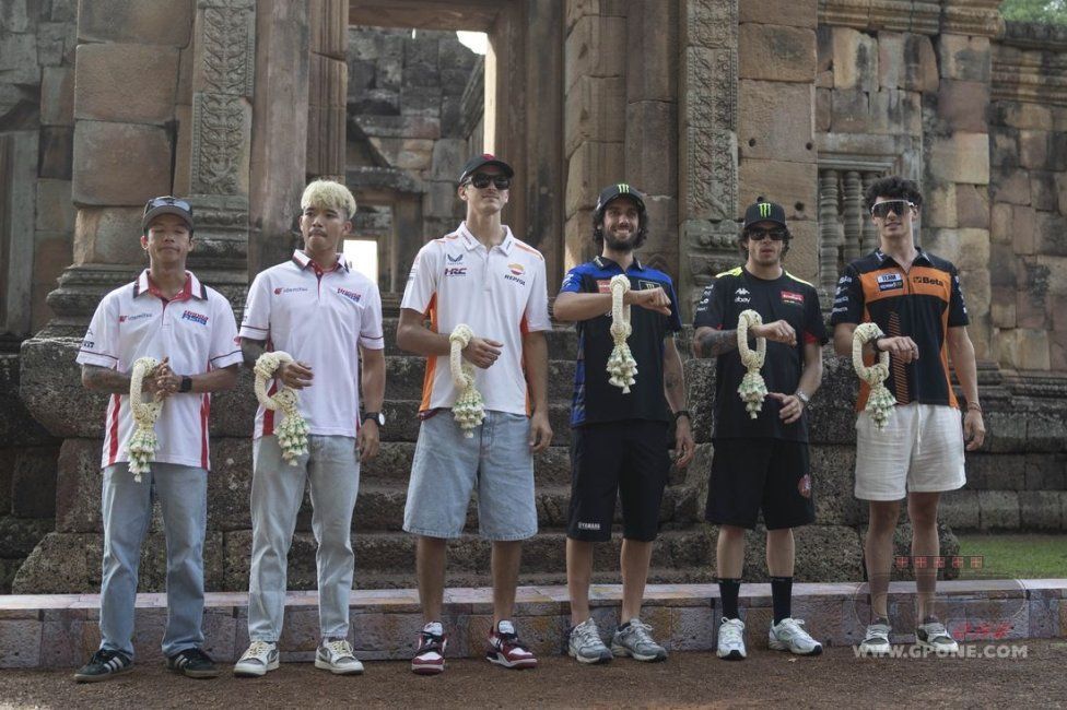 MotoGP: Bezzecchi, Marini e Rins: tra danze e cibo nel cuore della Thailandia