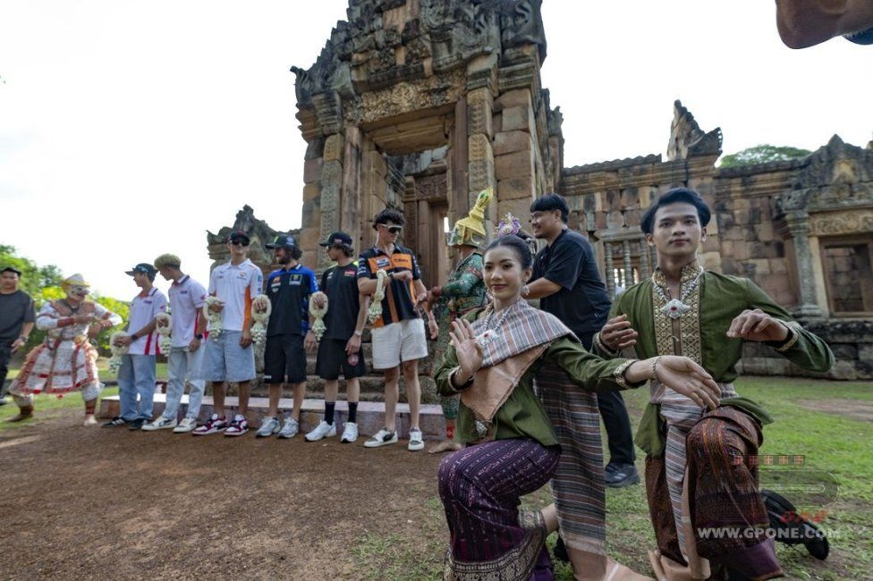 MotoGP: Bezzecchi, Marini e Rins: tra danze e cibo nel cuore della Thailandia