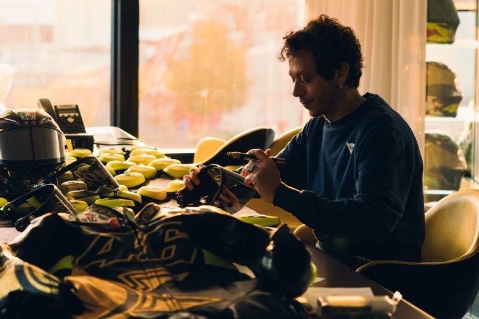 MotoGP: Valentino Rossi fa 46 e Dainese lo celebra con un kit in edizione limitata