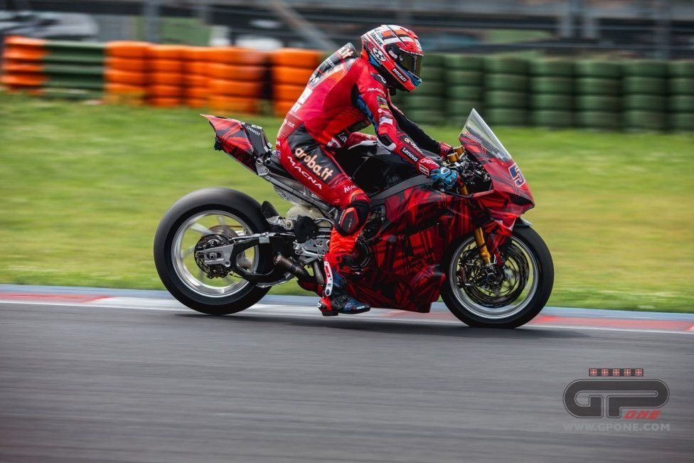 SBK: Misano: le prime foto in esclusiva della nuova Panigale V4-R