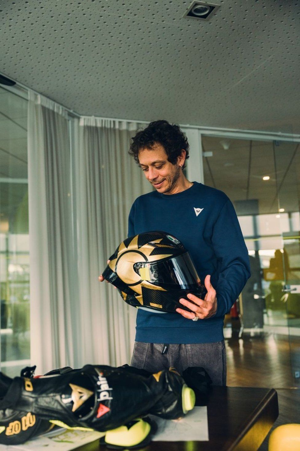 MotoGP: Valentino Rossi fa 46 e Dainese lo celebra con un kit in edizione limitata