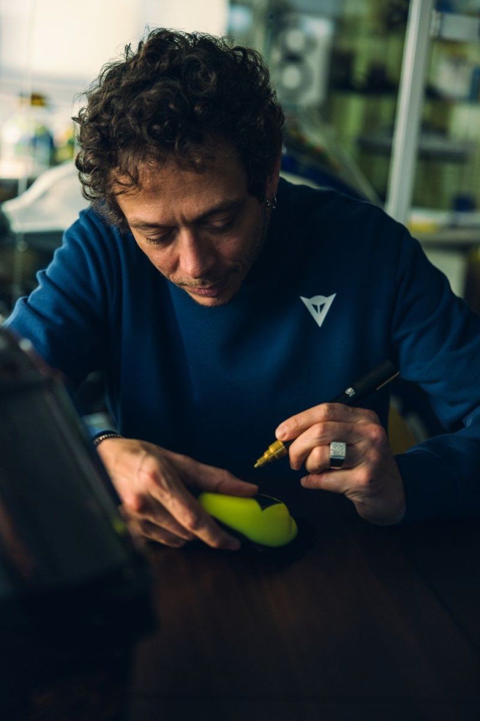 MotoGP: Valentino Rossi fa 46 e Dainese lo celebra con un kit in edizione limitata