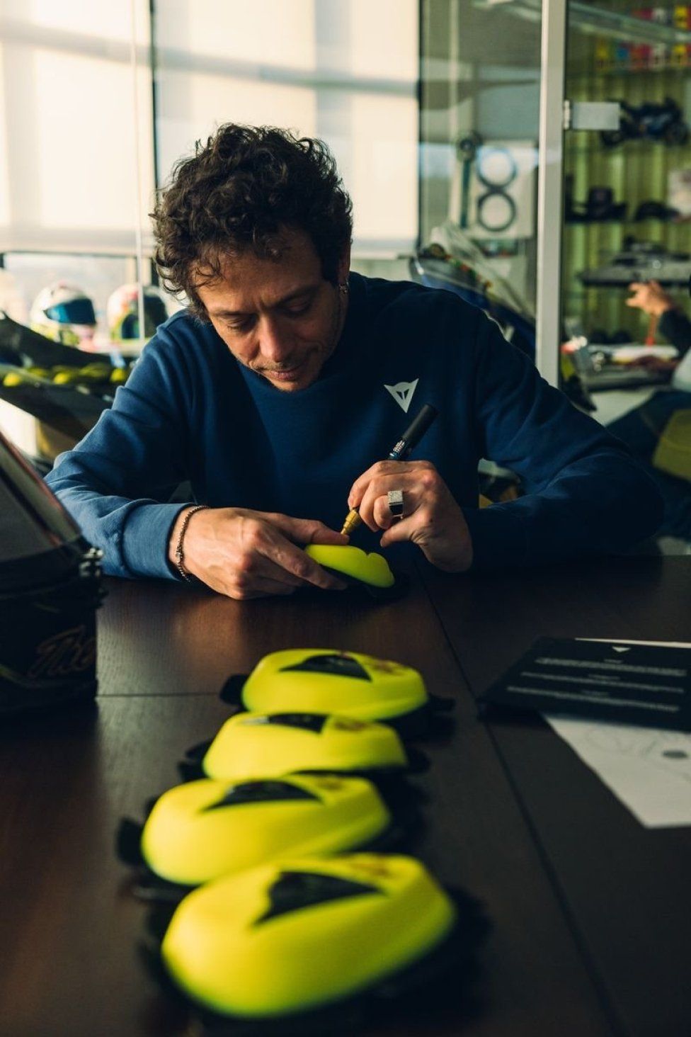 MotoGP: Valentino Rossi fa 46 e Dainese lo celebra con un kit in edizione limitata