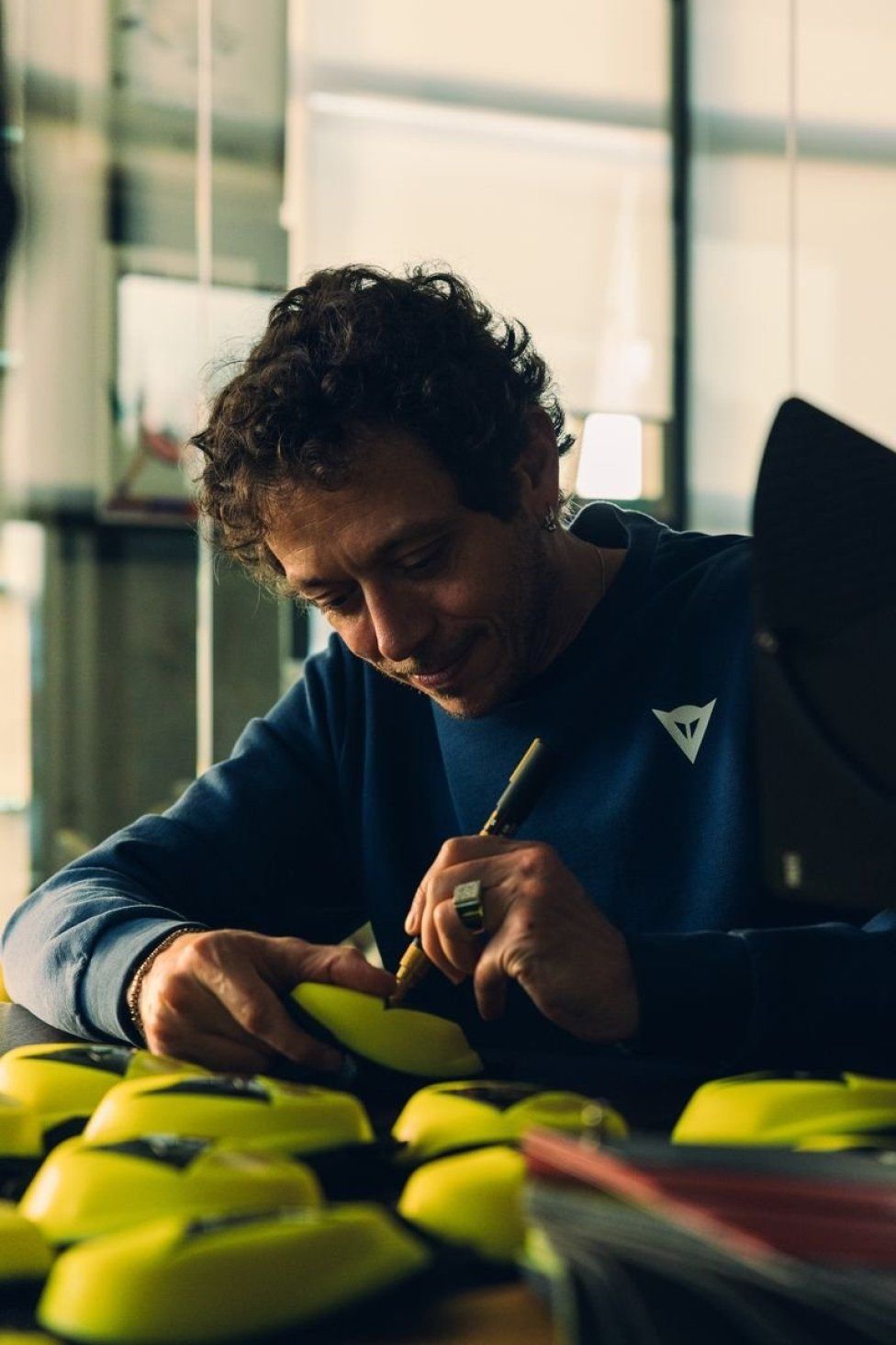 MotoGP: Valentino Rossi fa 46 e Dainese lo celebra con un kit in edizione limitata