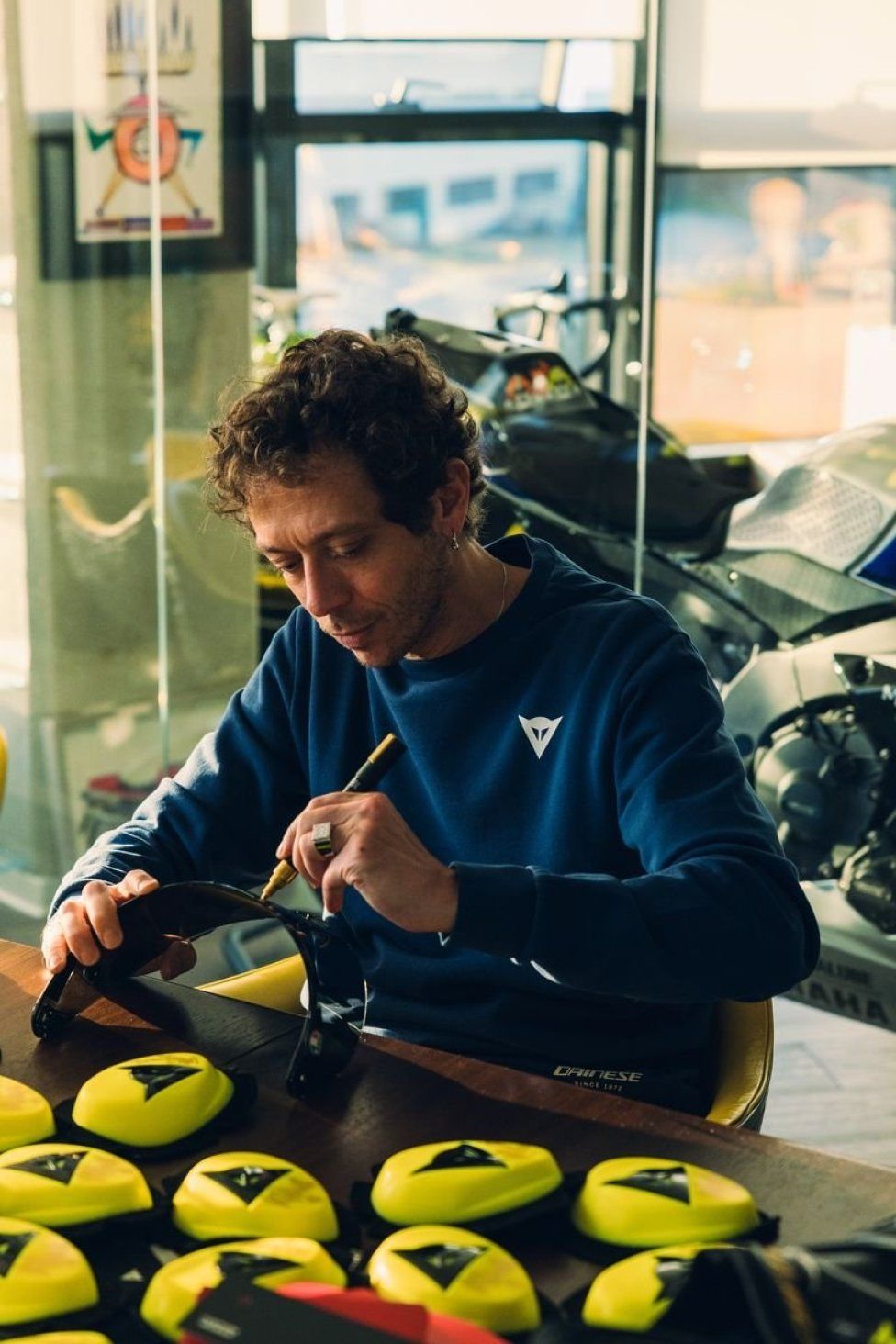 MotoGP: Valentino Rossi fa 46 e Dainese lo celebra con un kit in edizione limitata