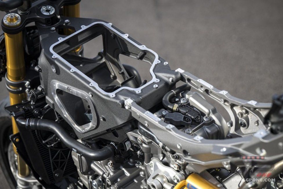 Moto - Test: Prova Ducati Streetfighter V2s 2025: parola d’ordine leggerezza