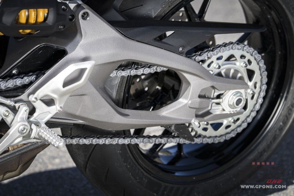 Moto - Test: Prova Ducati Streetfighter V2s 2025: parola d’ordine leggerezza