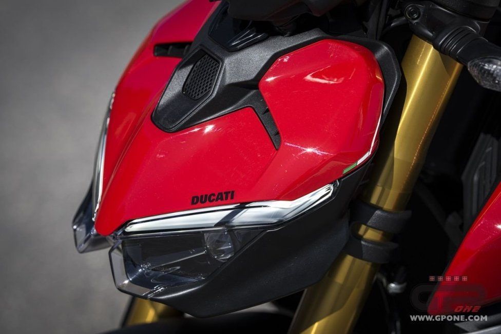 Moto - Test: Prova Ducati Streetfighter V2s 2025: parola d’ordine leggerezza