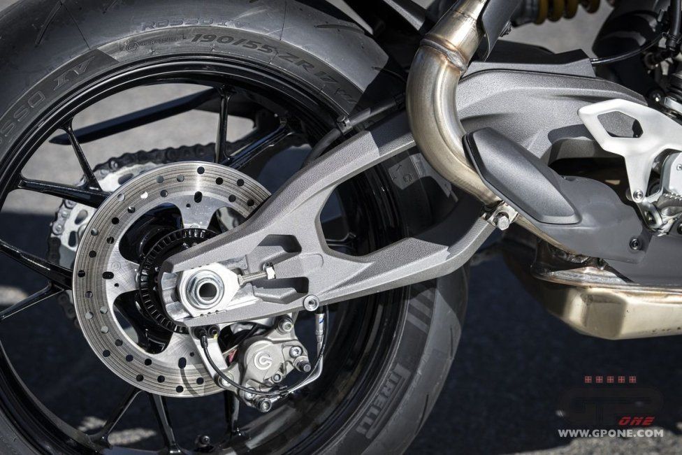 Moto - Test: Prova Ducati Streetfighter V2s 2025: parola d’ordine leggerezza