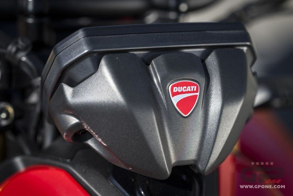 Moto - Test: Prova Ducati Streetfighter V2s 2025: parola d’ordine leggerezza