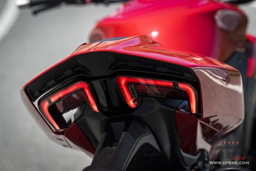 Moto - Test: Prova Ducati Streetfighter V2s 2025: parola d’ordine leggerezza