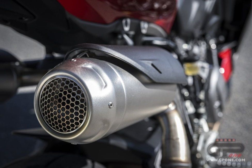 Moto - Test: Prova Ducati Streetfighter V2s 2025: parola d’ordine leggerezza