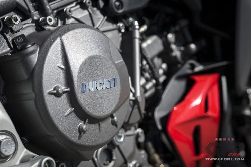 Moto - Test: Prova Ducati Streetfighter V2s 2025: parola d’ordine leggerezza