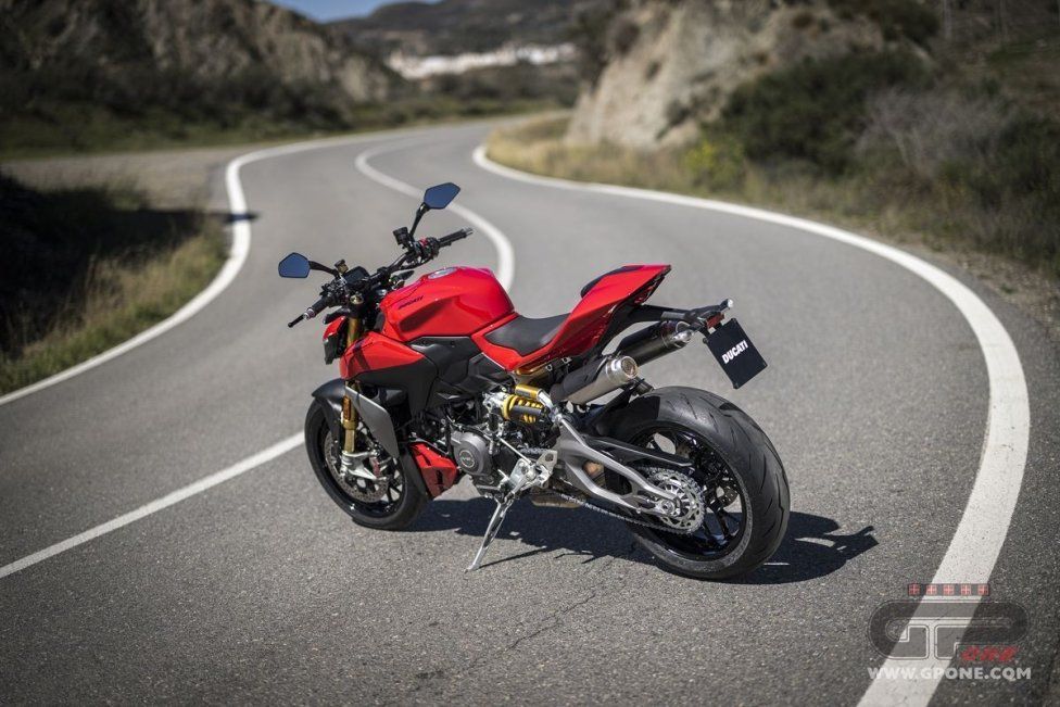 Moto - Test: Prova Ducati Streetfighter V2s 2025: parola d’ordine leggerezza