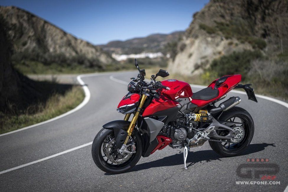 Moto - Test: Prova Ducati Streetfighter V2s 2025: parola d’ordine leggerezza