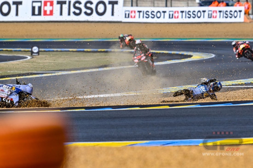 MotoGP: FOTOSEQUENZA - La caduta di Alex Marquez nel warm up a Le Mans