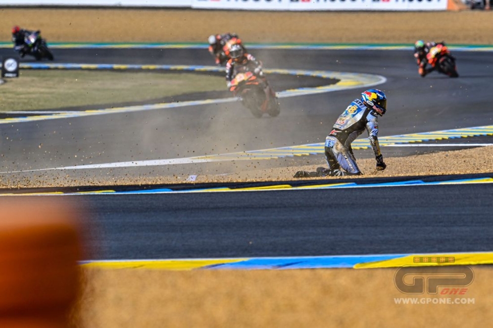 MotoGP: FOTOSEQUENZA - La caduta di Alex Marquez nel warm up a Le Mans