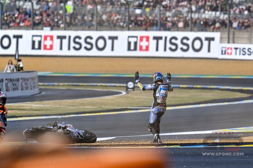 MotoGP: FOTOSEQUENZA - La caduta di Alex Marquez nel warm up a Le Mans