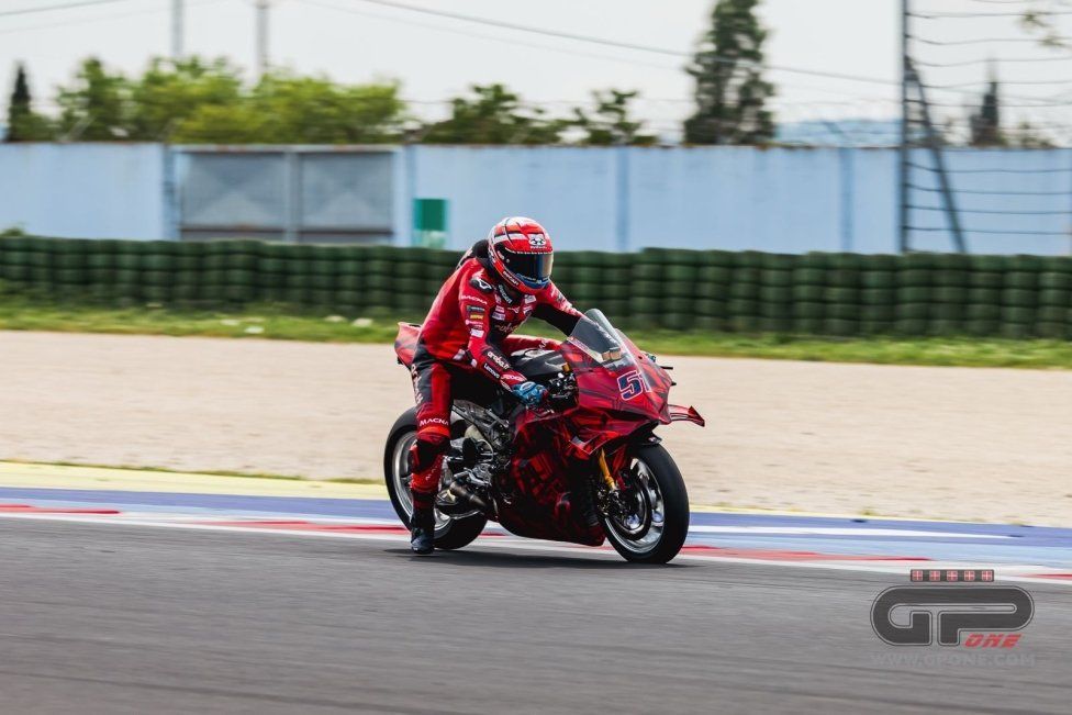 SBK: Misano: le prime foto in esclusiva della nuova Panigale V4-R