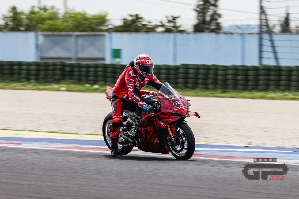 SBK: Misano: le prime foto in esclusiva della nuova Panigale V4-R