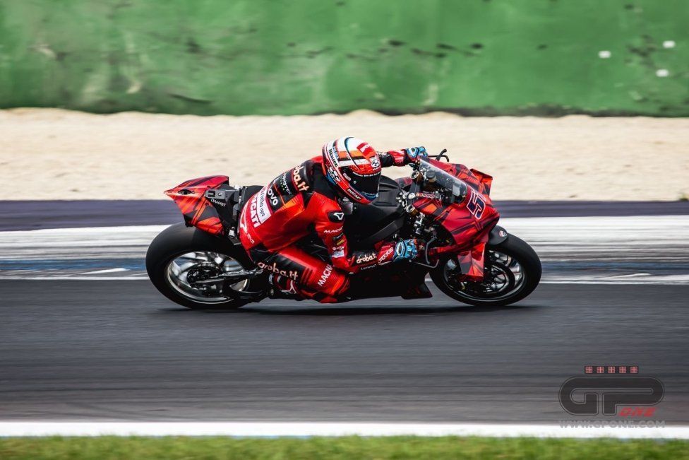 SBK: Misano: le prime foto in esclusiva della nuova Panigale V4-R