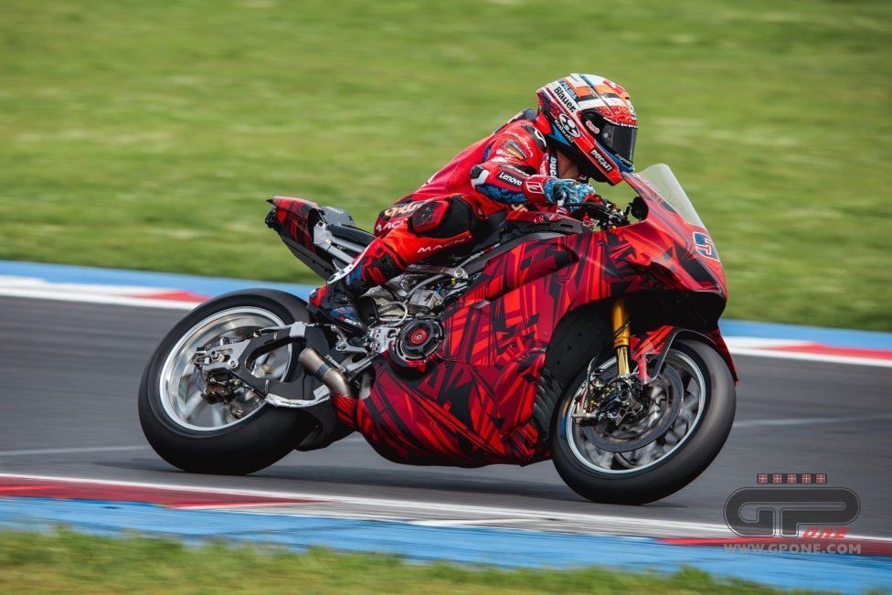 SBK: Misano: le prime foto in esclusiva della nuova Panigale V4-R