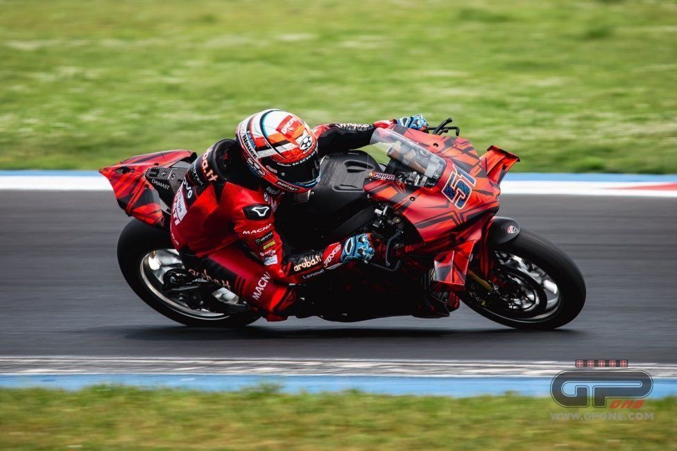 SBK: Misano: le prime foto in esclusiva della nuova Panigale V4-R