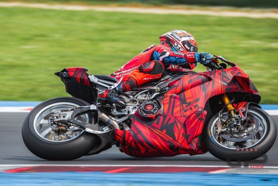 SBK: Misano: le prime foto in esclusiva della nuova Panigale V4-R
