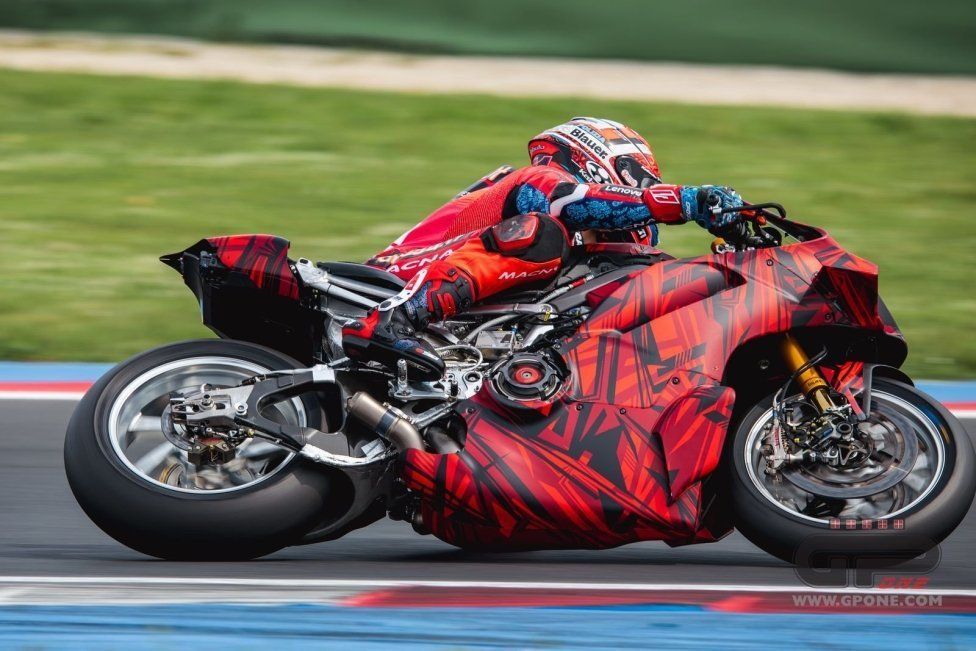 SBK: Misano: le prime foto in esclusiva della nuova Panigale V4-R