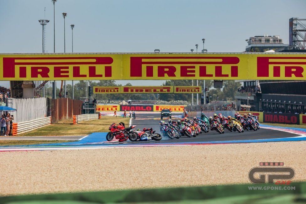 SBK: Bassani stende Bulega a Misano: la sequenza dell’incidente in Superpole Race