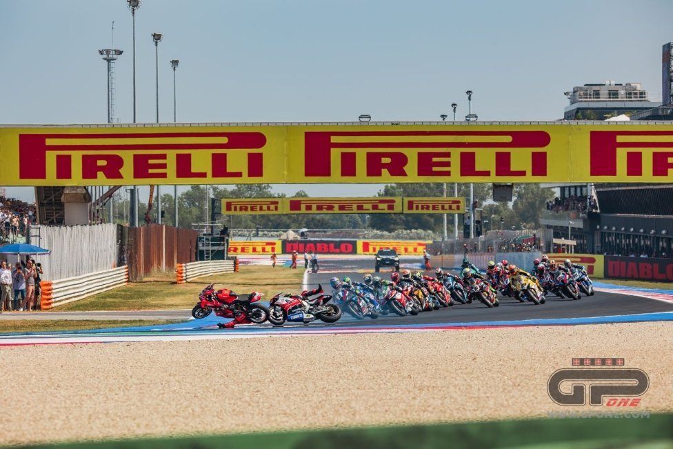 SBK: Bassani stende Bulega a Misano: la sequenza dell’incidente in Superpole Race