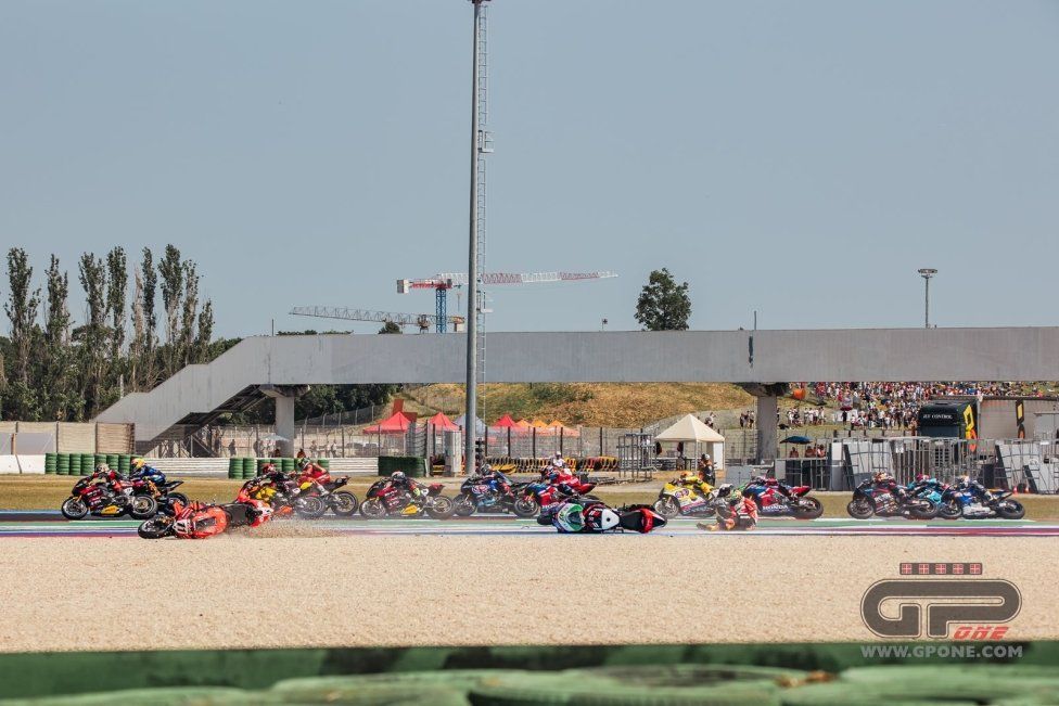 SBK: Bassani stende Bulega a Misano: la sequenza dell’incidente in Superpole Race