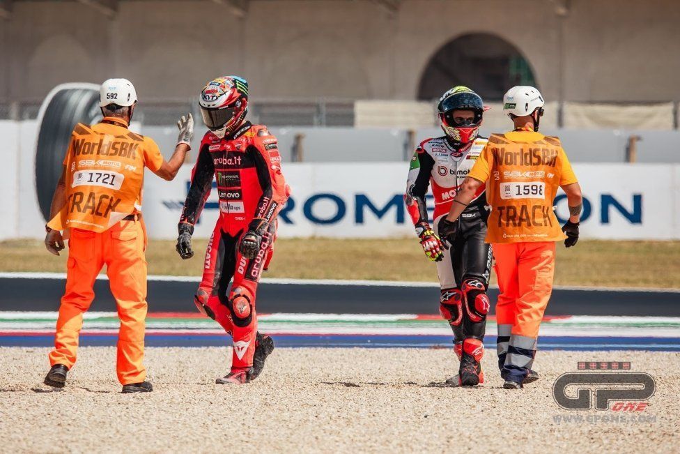 SBK: Bassani stende Bulega a Misano: la sequenza dell’incidente in Superpole Race
