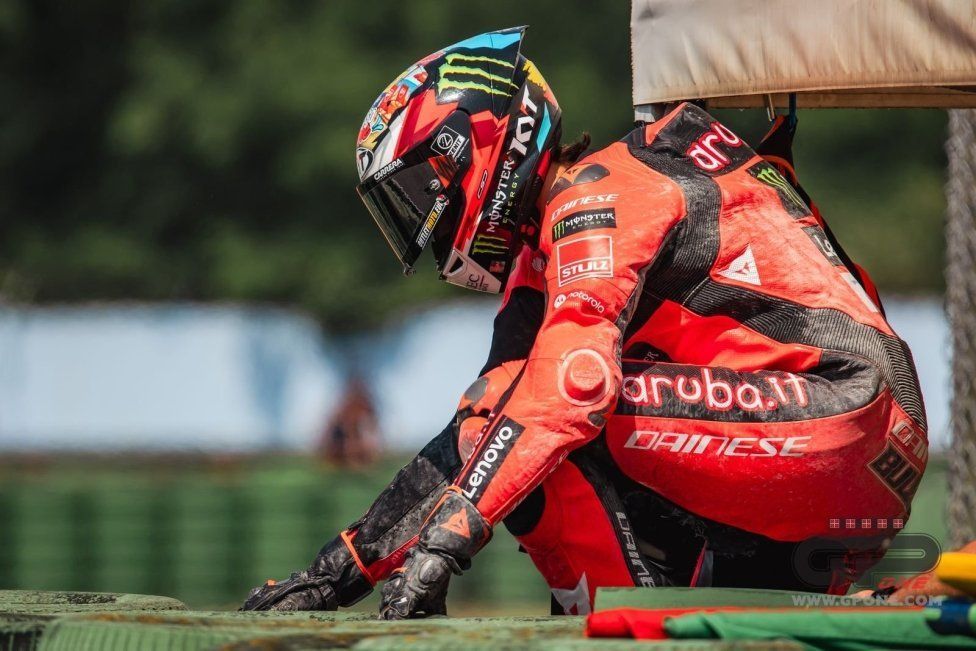 SBK: Bassani stende Bulega a Misano: la sequenza dell’incidente in Superpole Race
