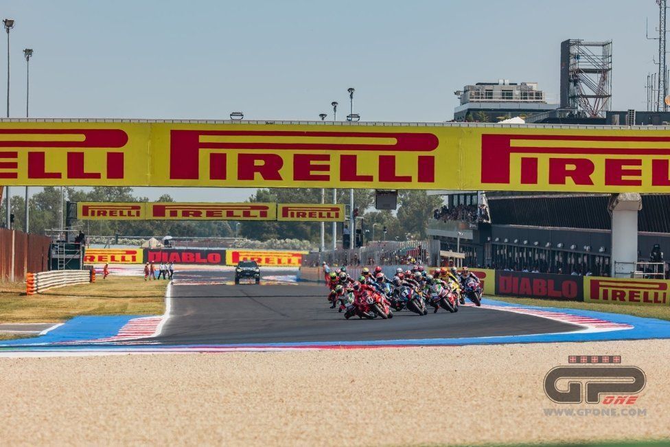 SBK: Bassani stende Bulega a Misano: la sequenza dell’incidente in Superpole Race