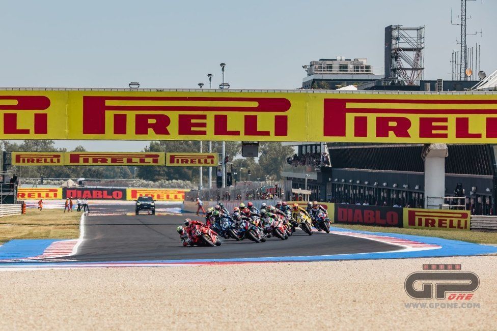 SBK: Bassani stende Bulega a Misano: la sequenza dell’incidente in Superpole Race