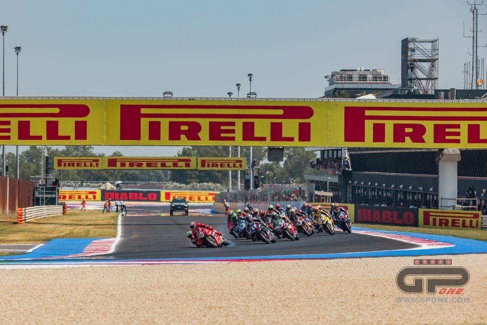 SBK: Bassani stende Bulega a Misano: la sequenza dell’incidente in Superpole Race
