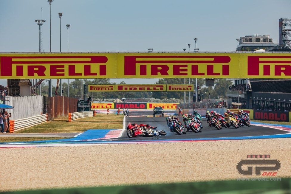 SBK: Bassani stende Bulega a Misano: la sequenza dell’incidente in Superpole Race