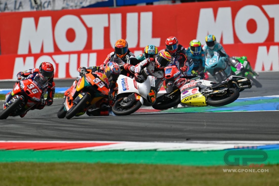 Moto3: FOTOSEQUENZA - Il terribile incidente di Lunetta ad Assen: dovrà essere operato