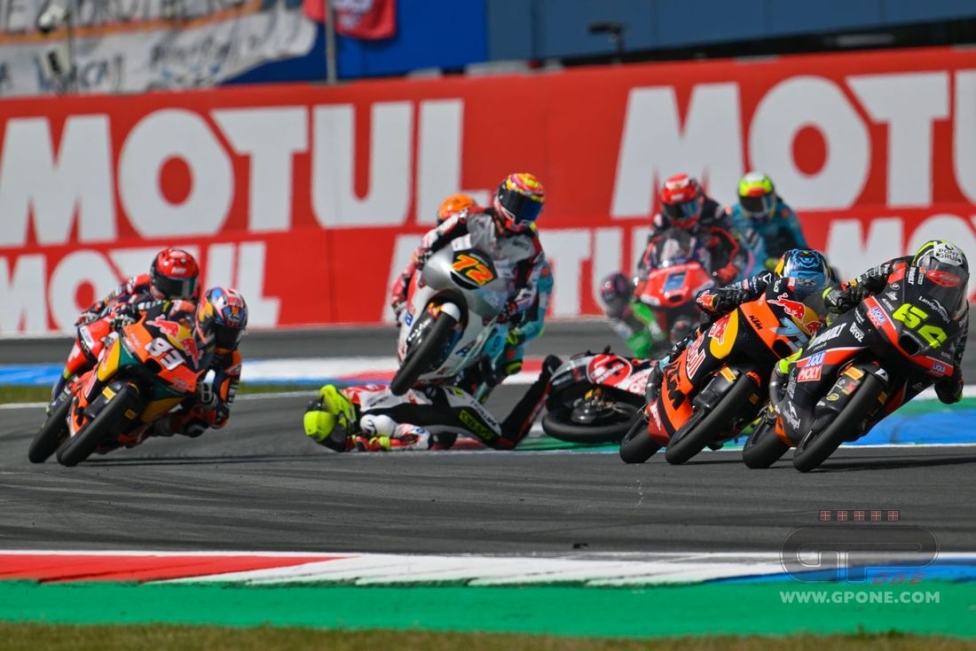 Moto3: FOTOSEQUENZA - Il terribile incidente di Lunetta ad Assen: dovrà essere operato
