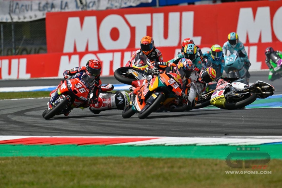Moto3: FOTOSEQUENZA - Il terribile incidente di Lunetta ad Assen: dovrà essere operato