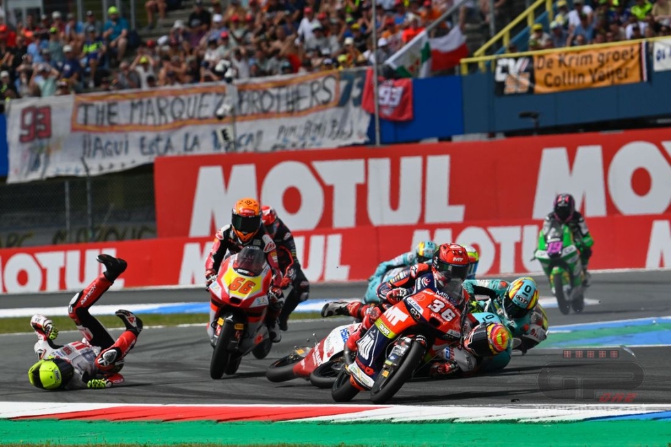 Moto3: FOTOSEQUENZA - Il terribile incidente di Lunetta ad Assen: dovrà essere operato