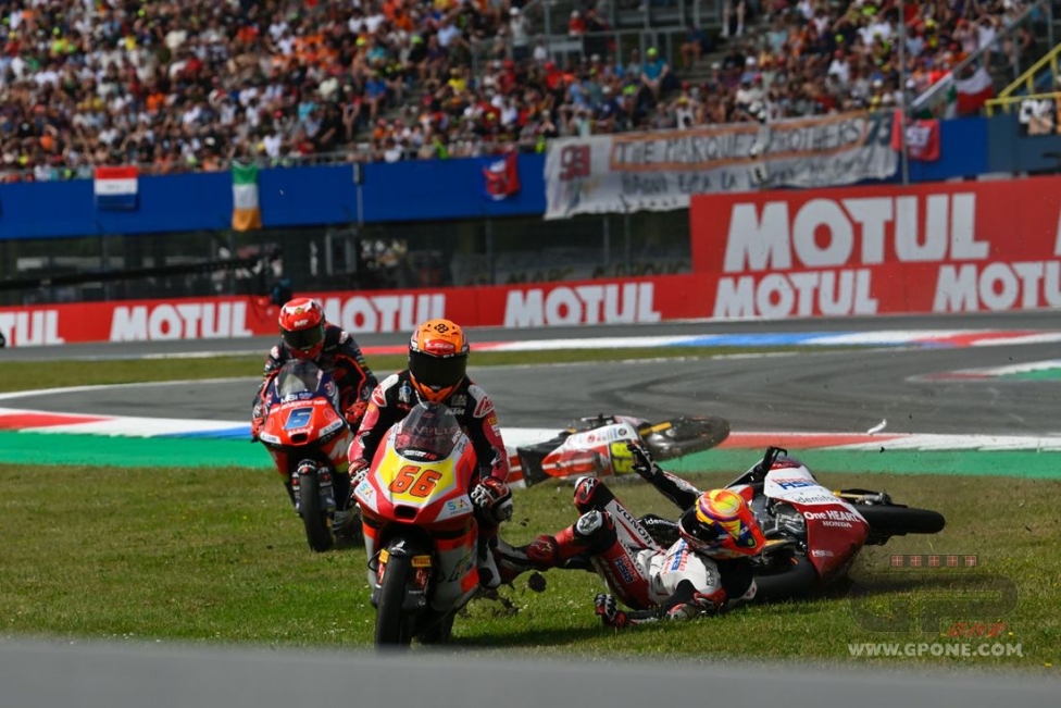 Moto3: FOTOSEQUENZA - Il terribile incidente di Lunetta ad Assen: dovrà essere operato